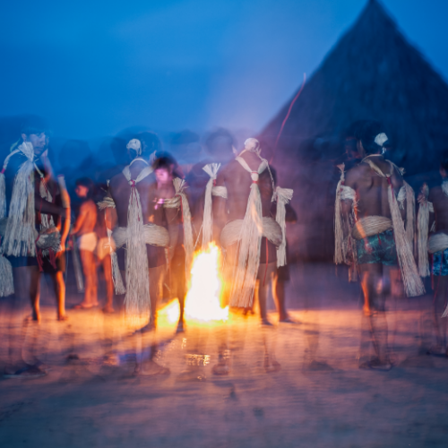 Imagem: Pe. Renan Dantas - Luz que dança na noite e revela a alma do rito Yaokwa, onde cada traço ilumina a tradição e a espiritualidade do povo Enawenê Nawê