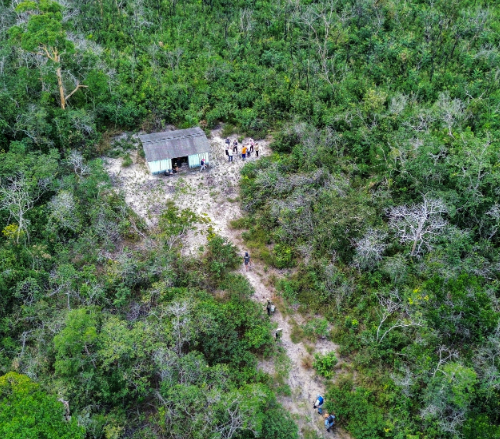 Imagem: Pe. Renan Dantas - Entre o rádio, os remédios e o combustível, o barraco de Vicente permanece como testemunha silenciosa de um assassinato