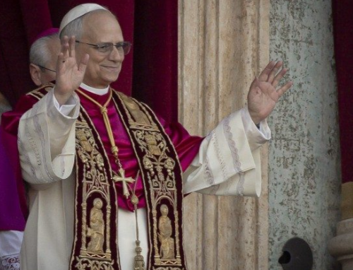Imagem: O Papa, após a eleição, no balcão central da Basílica de São Pedro (Vatican News/ media)