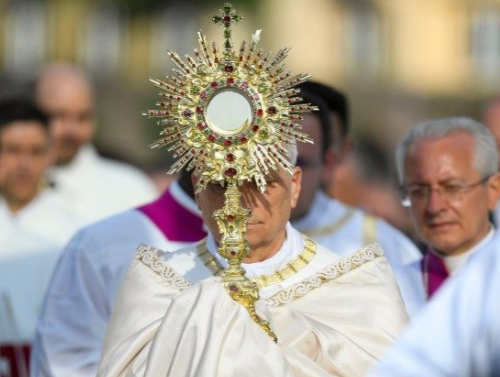Imagem: o Papa durante a procissão de Corpus Christi (Vatican News/ media)