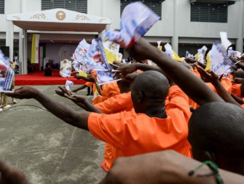 Imagem: O Papa na prisão de Bata, Guiné Equatorial (Vatican News/ media)