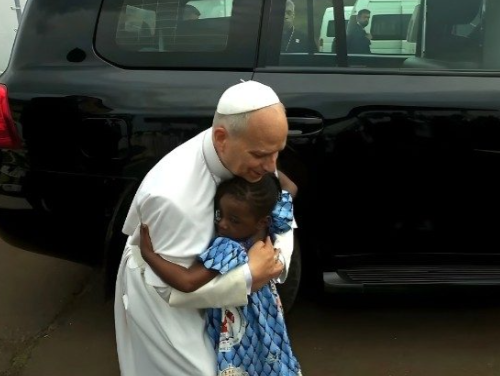 Imagem: Leão XIV abraça uma menina durante uma missa em Camarões (Vatican News/ media)