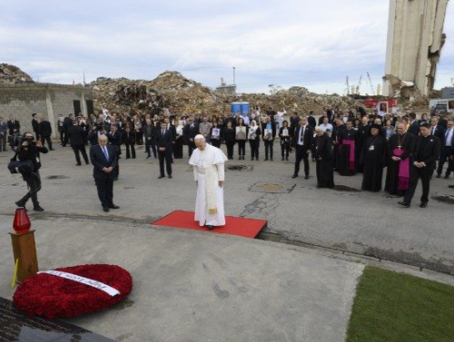 Imagem: O Papa reza diante do memorial em homenagem às vítimas da explosão no porto de Beirute (Vatican News/ media)
