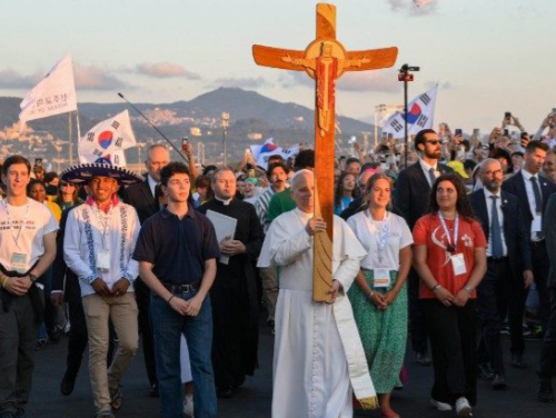 Imagem: Leão carrega a cruz do Jubileu com jovens em Tor Vergata (Vatican News/ media)