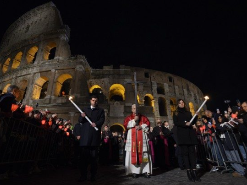Imagem: A Via-Sacra no Coliseu (Vatican News/ media)
