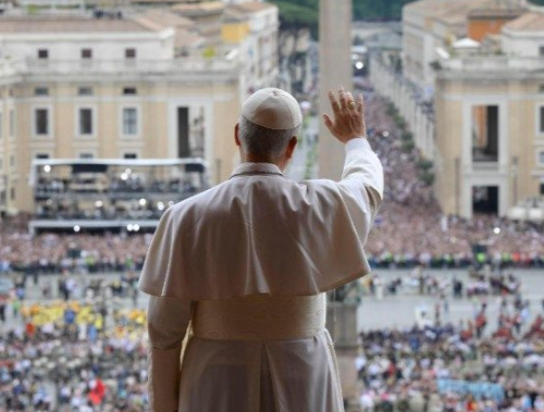 Imagem: O Papa Leão XIV abençoa a multidão na Praça São Pedro (Vatican News/ media)