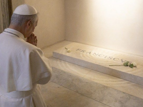 Imagem: Leão XIV reza no túmulo do Papa Francisco (Vatican News/ media)