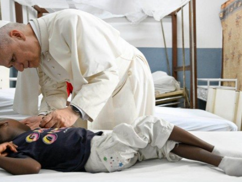 Imagem: O Papa com uma criança doente (Vatican News/ media)