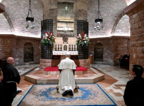 Imagem: Leão XIV rezando no túmulo de São Francisco em Assis (@Vatican Media)