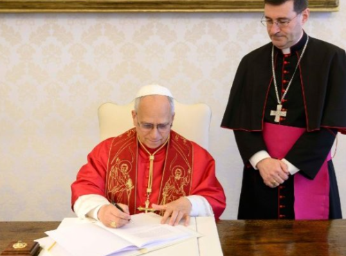 Imagem: Leão XIV e o Arcebispo Paolo Rudelli, substituto da Secretaria de Estado. (@Vatican Media)